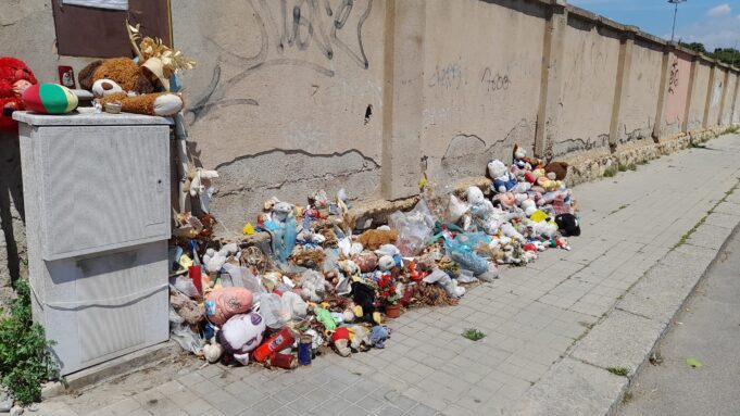 Via Cadello: un cumulo di fiori secchi per ricordare il piccolo Daniele