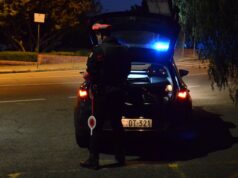 Cerca di rubare la pistola a una guardia giurata e sputa a un carabiniere