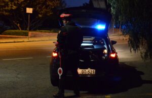 Cerca di rubare la pistola a una guardia giurata e sputa a un carabiniere