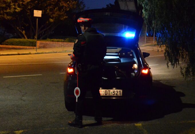 Cerca di rubare la pistola a una guardia giurata e sputa a un carabiniere