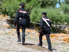 La molesta mentre passeggia da sola in campagna, denunciato