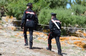 La molesta mentre passeggia da sola in campagna, denunciato