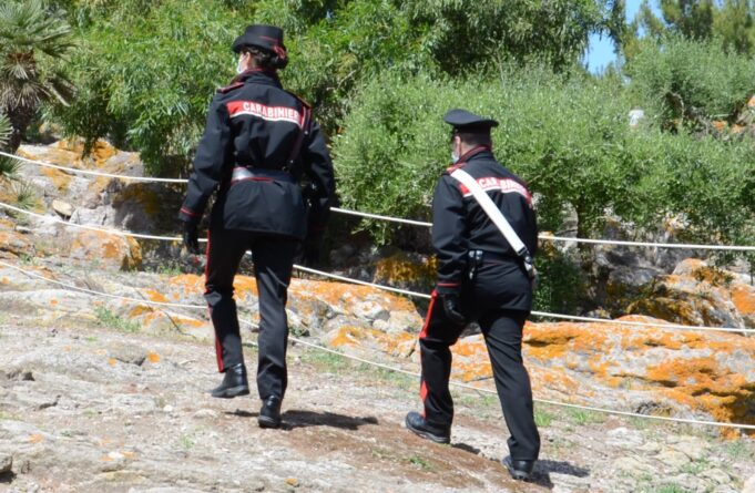 La molesta mentre passeggia da sola in campagna, denunciato