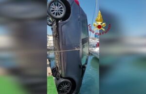 Marina Piccola: recuperata dai Vigili del Fuoco l’auto finita in acqua | Video