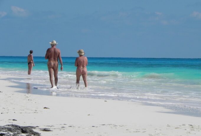 Nudismo in spiaggia, Is Benas è la terza spiaggia ufficiale dell’Isola