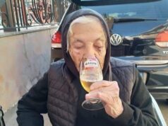 La signora Annetta compie 100 anni e li festeggia con una birretta