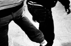 Circondato e aggredito dal branco | Ancora violenza al Poetto