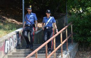 Allontanato per maltrattamenti, si reca dalla madre e dal suo convivente