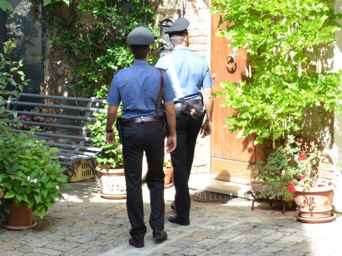 Aggredisce l’ex moglie, arrestato in flagranza in reato