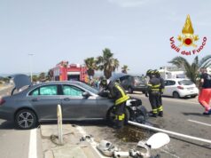 Poetto, ennesimo incidente | Auto finisce contro un palo della luce