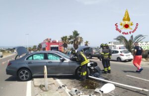 Poetto, ennesimo incidente | Auto finisce contro un palo della luce