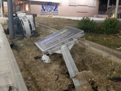 Viale Marconi: finisce fuori strada e abbatte tre cartelloni pubblicitari