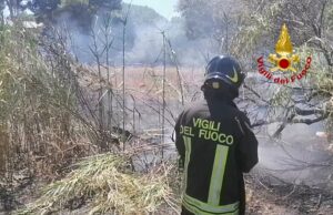 Allarme incendi nel Cagliaritano: in fiamme un campo a Sant’Elia