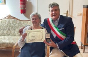 Compie 100 anni la donna per anni guida dell’autoscuola in viale Bonaria