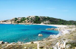 Si ribalta il gommone, muore turista di 77 anni