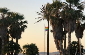 Quartu, sul lungomare compare una nuova bandiera arcobaleno