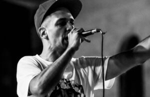 Il rapper Bakis Beks a processo: sul palco canta contro le basi militari