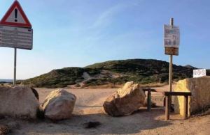 Argentiera, azienda riminese blocca accesso al mare con una catena