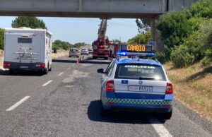 Cadono calcinacci dal cavalcavia e colpiscono il parabrezza di un’auto