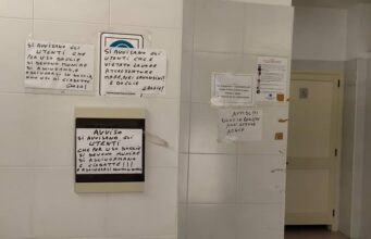 Stop alle docce a Marina Piccola | La strana storia dei bagni “in comune”