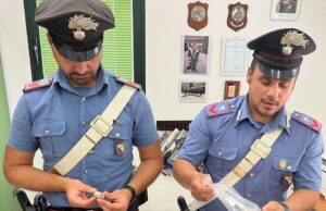 Spedisce sabbia rubata in Germania, ma le poste lo “inchiodano”