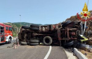 Lanusei, camion si ribalta sulla 125 | Grave autista di 27 anni