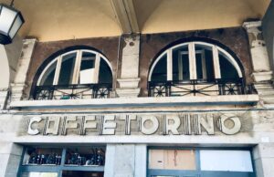 Via Roma, spunta un pezzo della vecchia Cagliari: l’insegna del Caffè Torino