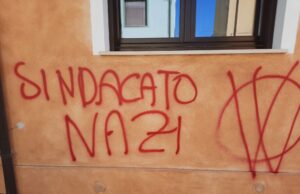 San Gavino: scritte fasciste con il simbolo novax nella sede Cgil