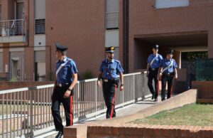 Ferisce il nonno e tenta di picchiare la mamma | Arrestato un 19enne