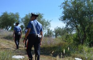 Villamar: duello rusticano con tubo e zappa davanti all’Hollywood Caffè