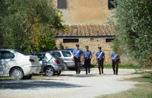 Si rifiutano di dargli soldi per la droga, lui le minaccia di morte