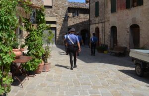 Arbus: passeggia in centro con la pistola giocattolo e un coltello