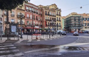 Cagliari, maxi perdita d’acqua in via Santa Margherita: che spreco!