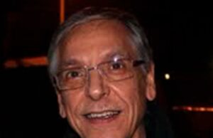 Selfie nudo nella doccia | La Curia sospende il parroco di Furtei