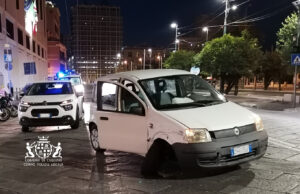 Via Roma: inglese guida ubriaco e sbatte contro un’auto in sosta