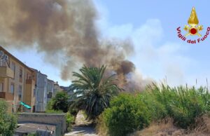 Quartu: grosso incendio lambisce viale Marconi | Traffico paralizzato