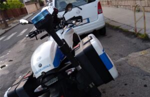 Scorrazza in auto senza aver mai preso la patente: denunciato 55enne