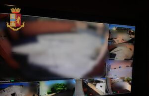 Nove telecamere in casa per “proteggere” l’attività di spaccio, arrestato