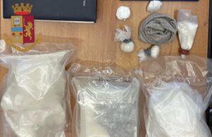 In casa oltre un chilo di droga e vestiti rubati, arrestata cittadina cinese