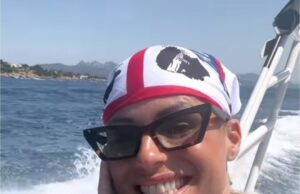 Michelle Hunziker in Costa Smeralda con la bandana dei 4 Mori