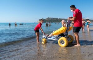Poetto: l’emozione del primo bagno della stagione per il signor Gesuino