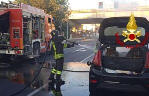 Fumo dal vano del motore, paura per un’automobilista in viale Marconi