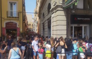 Vincitore di Amici a Cagliari, i fan prendono d’assalto la Mondadori