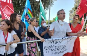 Brotzu, coro di protesta di fronte all’ospedale: “Condizioni inaccettabili”