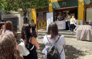 Giovani in fila al McDonald’s di Cagliari per un posto di lavoro