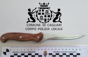 In piazza San Michele con un coltello da 14 centimetri, denunciato