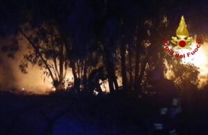 Macchiareddu, incendio all’alba | Il video dei Vigili del Fuoco