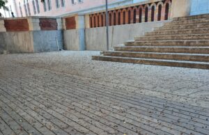 “Piazza Garibaldi è pericolosa, si scivola e si rischia di farsi male”