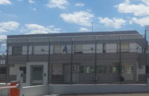 “Caldo infernale e tentativi di suicidio” | La denuncia dal CPR di Macomer