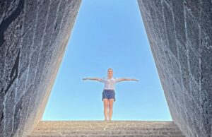 Michelle Hunziker in visita al Pozzo di Santa Cristina